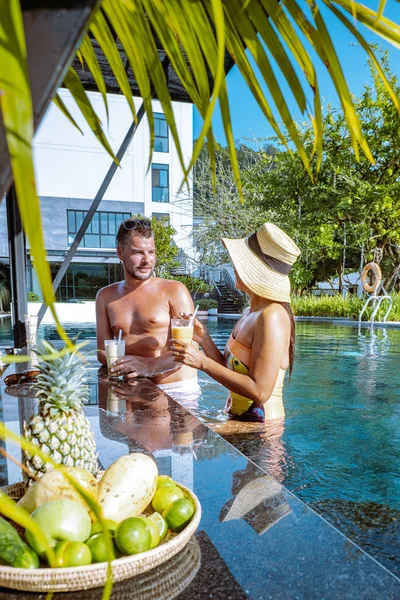 Tayland 'da lüks bir tatil sırasında yüzme havuzunda çift, erkek ve kadın yüzme havuzu — Stok fotoğraf