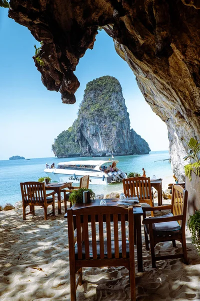 Krabi Tailândia janeiro 2020, Restaurante a Gruta na praia Railay com um belo pano de fundo de Ko Rang Nok Island Na Tailândia Krabi — Fotografia de Stock