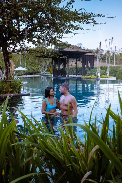 Koppel in zwembad tijdens een luxe vakantie in Thailand, mannen en vrouwen zwembad — Stockfoto