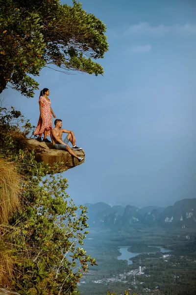 Khao Ngon Nak Nature Trail Krabi Tajlandia lub Dragon Crest, para mężczyzn i kobiet wspięła się na punkt widokowy na szczycie góry w Krabi, Tajlandia — Zdjęcie stockowe