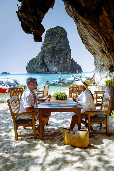 Krabi Tajlandia styczeń 2020, Restauracja Grota na Railay plaży z pięknym tle Ko Rang Nok Island W Tajlandii Krabi — Zdjęcie stockowe