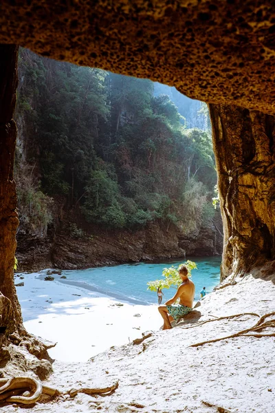 Muži na vápencovém útesu s výhledem na tajnou pláž na Koh Poda Krabi Thajsko, pár tropické dovolené — Stock fotografie