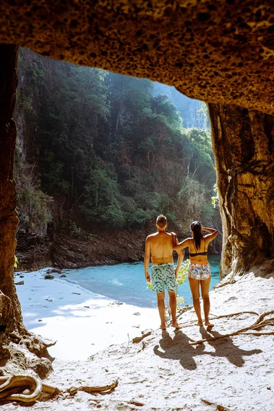 Men and woman couple at a limestone cliff looking out over the secret beach at Koh Poda Krabi Thailand, couple tropical vacation — Stock Photo, Image