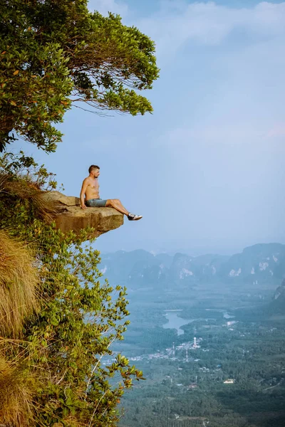 Khao Ngon Nak Nature Trail Krabi Tailandia o Dragon Crest, El hombre subió a un mirador en la cima de una montaña en Krabi, Tailandia — Foto de Stock