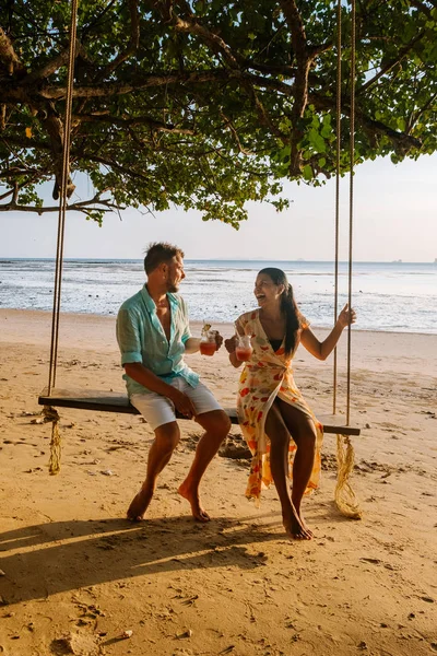 Hamac sur la plage Krabi Thaïlande, couple en balançoire sur la plage Ao Nang Thaïlande Krabi — Photo