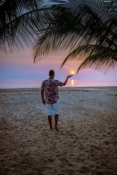 Chumphon Thaiföld, férfiak nézik naplementét a strandon Thaiföldön — Stock Fotó