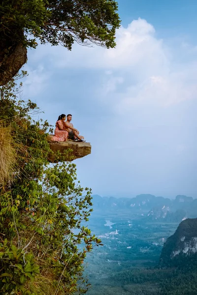 Khao Ngon Nak Nature Trail Krabi Ταϊλάνδη ή Dragon Crest, δύο άνδρες και γυναίκες σκαρφάλωσαν σε μια άποψη στην κορυφή ενός βουνού στην Κράμπι, Ταϊλάνδη — Φωτογραφία Αρχείου