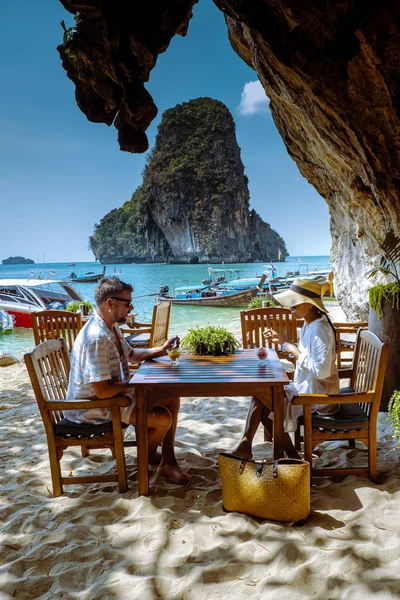 Krabi Thailand Januari 2020, Restaurang Grottan på Järnvägsstranden med en vacker bakgrund av Ko Rang Nok Island I Thailand Krabi — Stockfoto