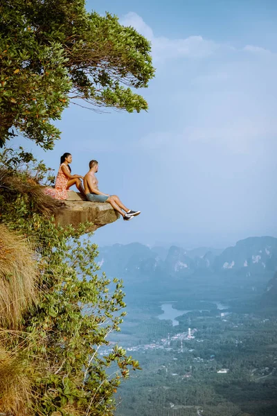 Khao Ngon Nak Nature Trail Krabi Thailandia o Dragon Crest, coppia di uomini e donne saliti su un punto panoramico sulla cima di una montagna a Krabi, Thailandia — Foto Stock