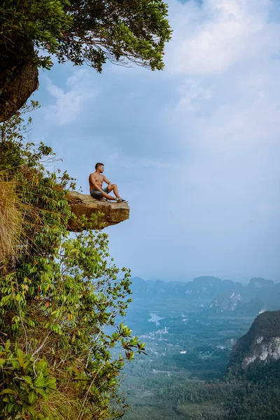 Khao Ngon Nak Nature Trail Krabi Tailandia o Dragon Crest, El hombre subió a un mirador en la cima de una montaña en Krabi, Tailandia — Foto de Stock