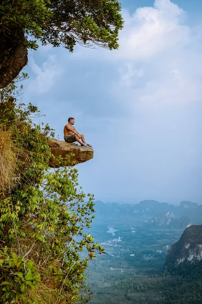 Khao Ngon Nak Nature Trail Krabi Tailandia o Dragon Crest, El hombre subió a un mirador en la cima de una montaña en Krabi, Tailandia — Foto de Stock