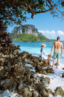 Tup Ilsand Krabi Tayland, birkaç erkek ve kadın açık okyanusu seyrediyor.
