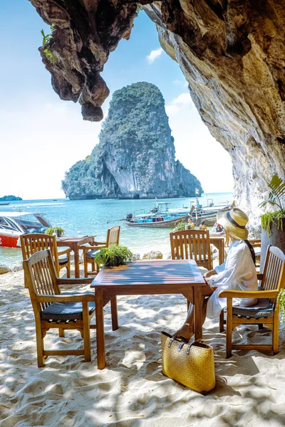 Krabi Tajlandia styczeń 2020, Restauracja Grota na Railay plaży z pięknym tle Ko Rang Nok Island W Tajlandii Krabi — Zdjęcie stockowe