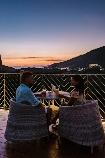 Paar kijken zonsondergang van het dak bar in Krabi Thailand — Stockfoto