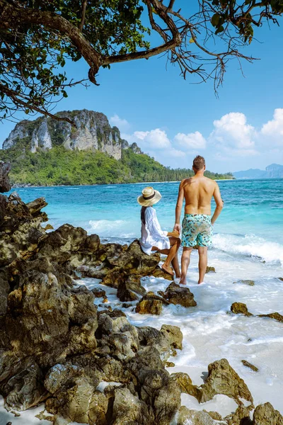 Tup Ilsand Krabi Thailand, paar mannen en vrouwen op het strand kijken naar de heldere oceaan — Stockfoto