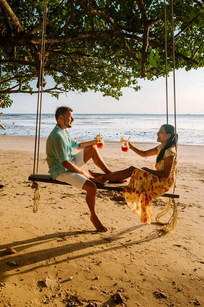 Hamak na pláži Krabi Thajsko, pár v houpačce na pláži Ao Nang Thajsko Krabi — Stock fotografie