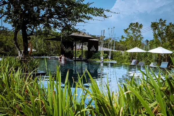 Krabi Tajlandia styczeń 2020, Ekologiczny luksusowy ośrodek w Ao Nang whit tropikalny ogród wokół Anana Krabi — Zdjęcie stockowe