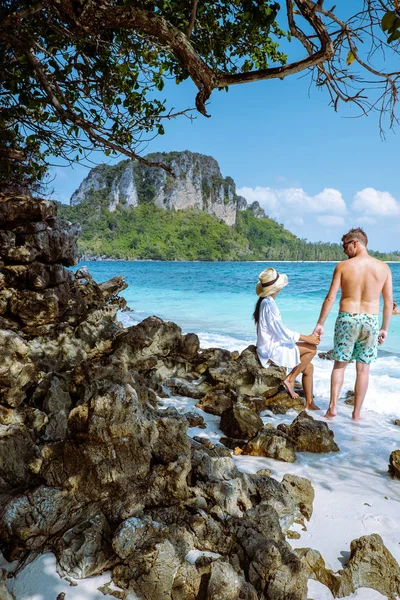 Tup Ilsand Krabi Thailand, paar mannen en vrouwen op het strand kijken naar de heldere oceaan — Stockfoto