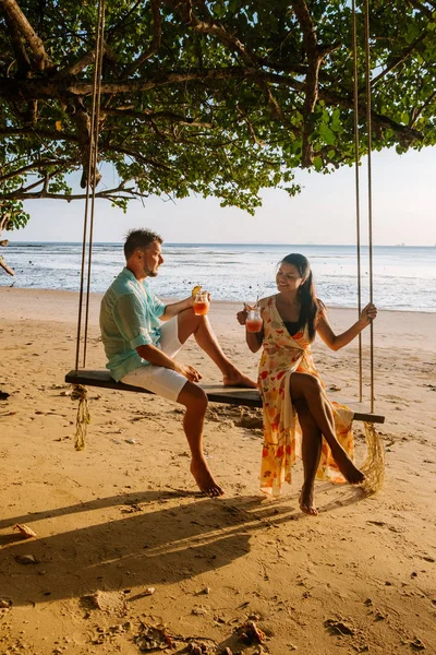 Amaca sulla spiaggia Krabi Thailandia, coppia in altalena sulla spiaggia di Ao Nang Thailandia Krabi — Foto Stock