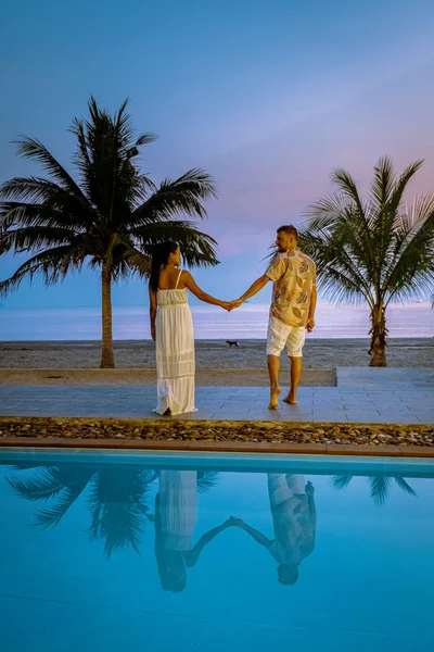 Chumphon Tailândia, casal assistindo pôr do sol na praia na Tailândia — Fotografia de Stock