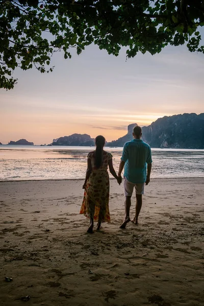 Coppia sulla spiaggia durante il tramonto nella zona tropicale di Krabi Thailandia, spiaggia di Ao Nam Mao zona di Krabi Ao Nang Thailandia, uomini e donne sulla spiaggia durante le vacanze di lusso in Thailandia — Foto Stock