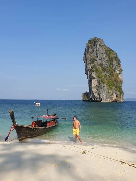 Men in swim short on the beach, Koh Poda Krabi Thailand, white beach with crystal clear water in Krabi Thailand — Zdjęcie stockowe