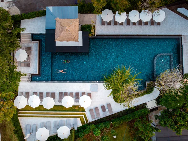 Piscina vista superior, piscina vista drone, casal na piscina durante as férias — Fotografia de Stock