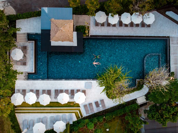 Piscina vista superior, piscina vista drone, casal na piscina durante as férias — Fotografia de Stock
