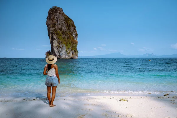 Koh Poda Krabi Thailand, white beach with crystal clear water in Krabi Thailand, woman with hat on the beach — ストック写真