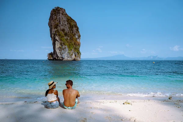 Couple men and woman on the ebach, Koh Poda Krabi Thailand, white beach with crystal clear water in Krabi Thailand — 스톡 사진