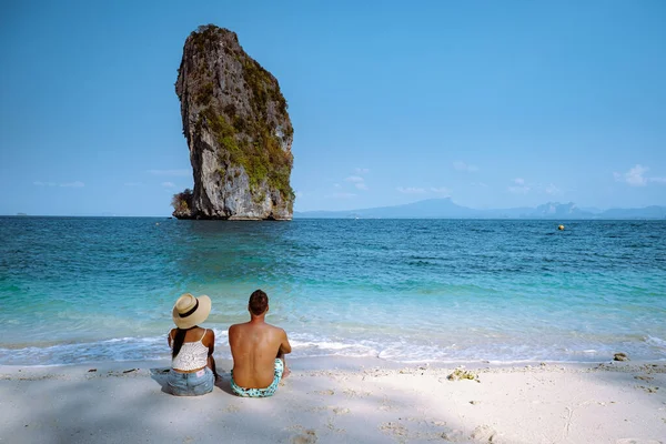 Coppia di uomini e donne sul ebach, Koh Poda Krabi Thailandia, spiaggia bianca con acqua cristallina in Krabi Thailandia — Foto Stock