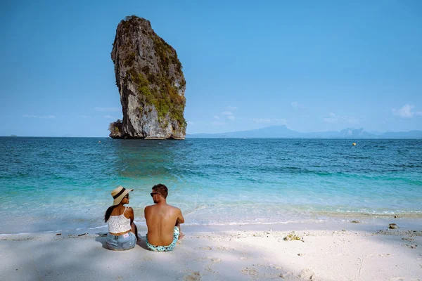 Couple men and woman on the ebach, Koh Poda Krabi Thailand, white beach with crystal clear water in Krabi Thailand — 스톡 사진