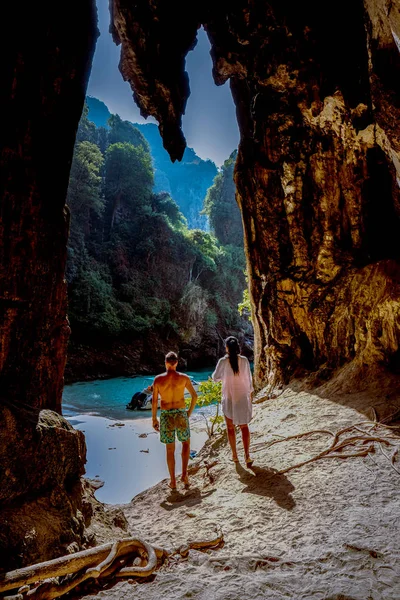 Playa oculta con enorme cueva cerca de Koh Poda Island Krabi Tailandia, los hombres en un acantilado de piedra caliza con vistas a la playa secreta en Koh Poda Krabi Tailandia , — Foto de Stock