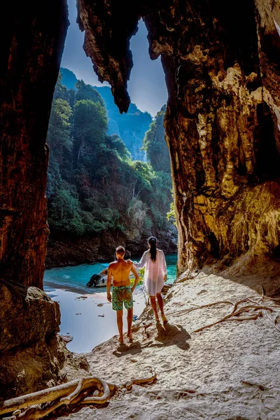 Hidden beach with huge cave near Koh Poda Island Krabi Thailand,men at a limestone cliff looking out over the secret beach at Koh Poda Krabi Thailand, — Stockfoto