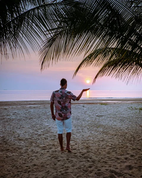 Chumphon Thaiföld, guywatching sunset a strandon Thaiföldön, férfiak a strandon — Stock Fotó