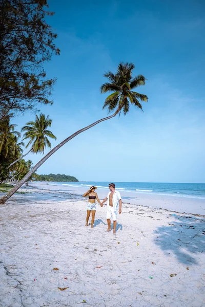 Wua Laen strand Chumphon terület Thaiföld, pálmafa lóg a strand felett pár nyaralni Thaiföldön — Stock Fotó