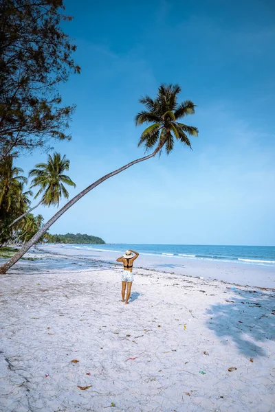 Пляж Вуа Лаен на территории Таиланда, пальма, висящая над пляжем с девушкой на отдыхе в Таиланде — стоковое фото