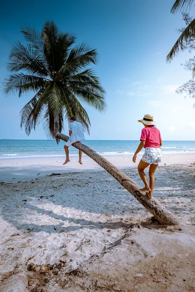 Wua Laen beach Chumphon area Thailand, palm tree hanging over the beach with couple on vacation in Thailand — Stock Photo, Image