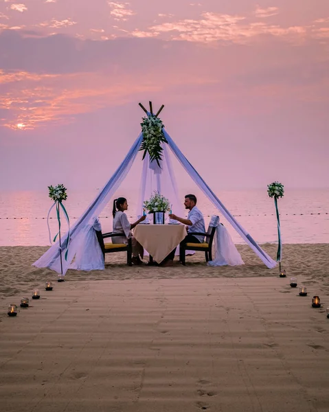 Romantic dinner on the beach, honemoon dinner on the beach during sunset Thailand, valentine setting — Stock Fotó