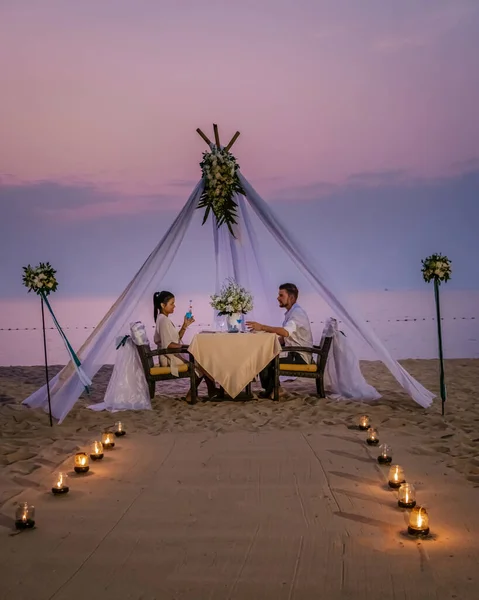 Jantar romântico na praia, jantar de mel na praia durante o pôr do sol Tailândia, cenário dos namorados — Fotografia de Stock