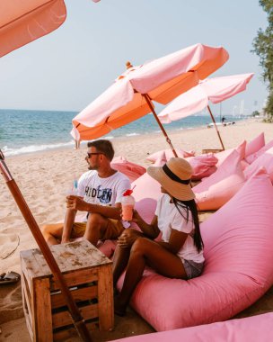 Tutu plajı Pattaya Tayland, çift sahilde dinleniyor, erkekler ve kadınlar Jomtien 'de retro plajda.