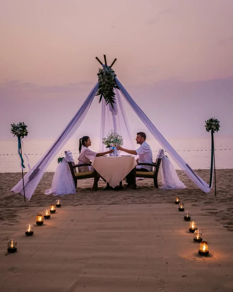 Jantar romântico na praia, jantar de mel na praia durante o pôr do sol Tailândia, cenário dos namorados — Fotografia de Stock