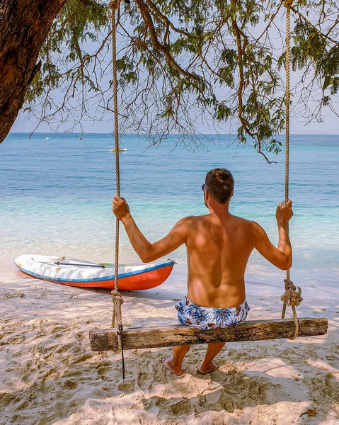 Koh Kham Trat Thailand, mensen ontspannen op tropisch eiland Koh Kam Thailand, wit strand en de kust van de blauwe zee op Koh kham eiland op Chonburi Thailand — Stockfoto