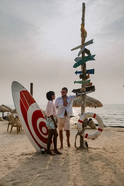 Bangsaen Chonburi Thailand beautiful beach club seafood beach club Bangsaen, people relax on the beach — Stock Photo, Image