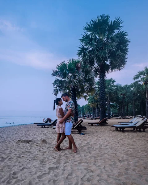 NaJomtien Pattaya Tailandia, pareja de hombres y mujeres caminando por la playa al amanecer en Pattaya Tailandia —  Fotos de Stock