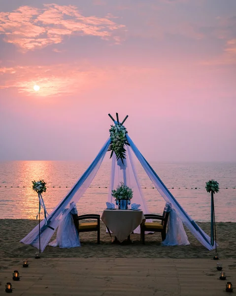 Romantic dinner on the beach, honemoon dinner on the beach during sunset Thailand, valentine setting — 스톡 사진