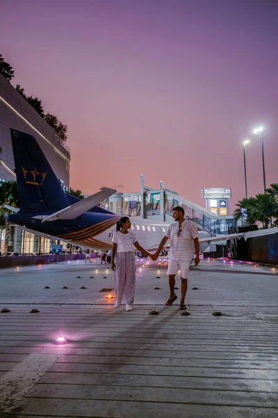 Pattaya Tailândia, Januaruy 2020, casal andando na rua na Tailândia com avião no fundo, Pattaya Tailândia por do sol — Fotografia de Stock