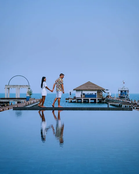 Coppia in vacanza di lusso in Thailandia, uomini e donne piscina a sfioro con vista sull'oceano — Foto Stock
