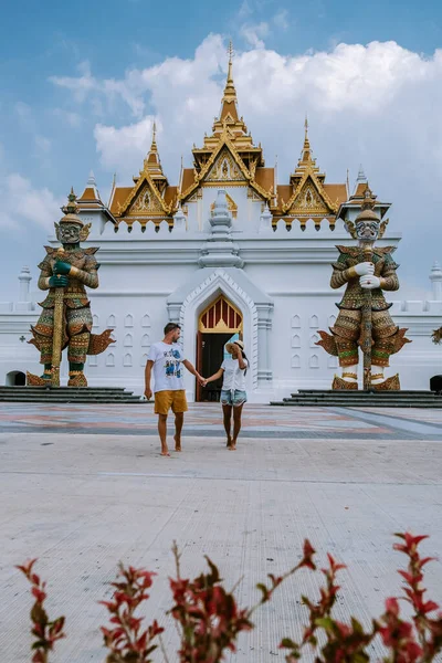 タイで休暇中のカップル寺院の前を歩くパタヤタイ — ストック写真