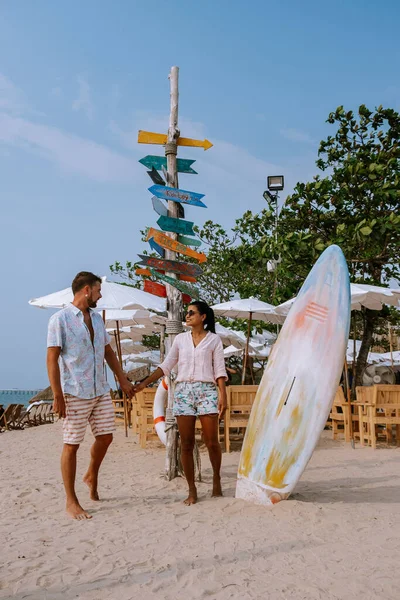 Bangsaen Chonburi Thajsko krásný plážový klub mořské plody beach club Bangsaen, lidé relaxovat na pláži — Stock fotografie